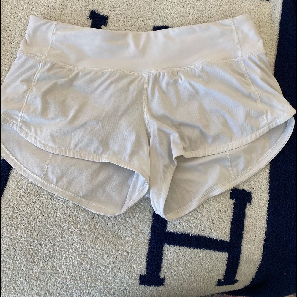 LULU WHITE SHORTS SIZE 4